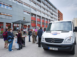 Beratungsbus vor Jobcenter